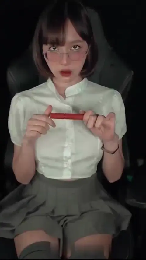 短发眼镜黑丝御姐